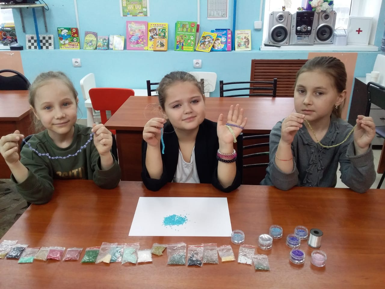 Красносулинских школьников учат создавать изделия из бисера