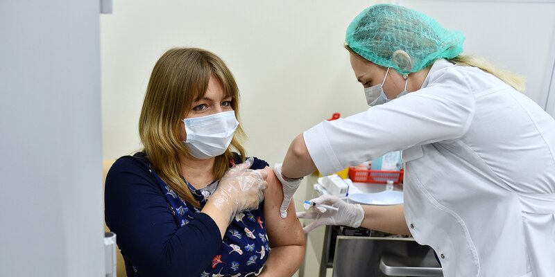 В Москве и Подмосковье объявили обязательную вакцинацию для работников в сфере услуг